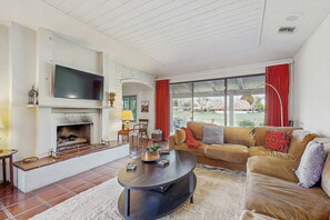 Een televisie, een open haard, boeken en een stereo