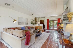 Een televisie, een open haard, boeken en een stereo