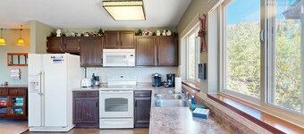 Cozy mountain condo with beautiful ski view - Ski In/Ski Out