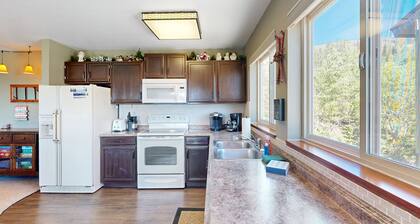 Cozy mountain condo with beautiful ski view - Ski In/Ski Out