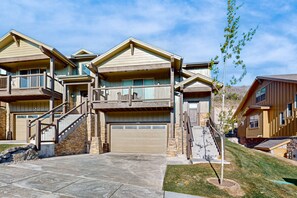 Exterior - Modern townhome with beautiful sweeping views and steam shower (Kamas)
