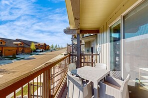 Outdoor dining - Modern townhome with beautiful sweeping views and steam shower (Kamas)