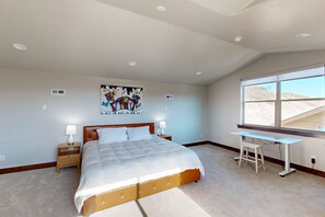 4 bedrooms, iron/ironing board, internet, bed sheets