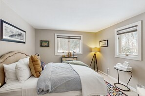 3 bedrooms, iron/ironing board, WiFi, bed sheets - Peaceful riverfront house, dog-friendly, woodstove, decks, bbq, firepit, dock (Newfane)