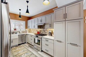 Kühlschrank, Mikrowelle, Ofen, Herdplatte