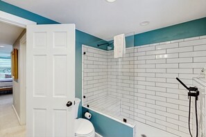 Hair dryer, towels - Peaceful riverfront house, dog-friendly, woodstove, decks, bbq, firepit, dock (Newfane)