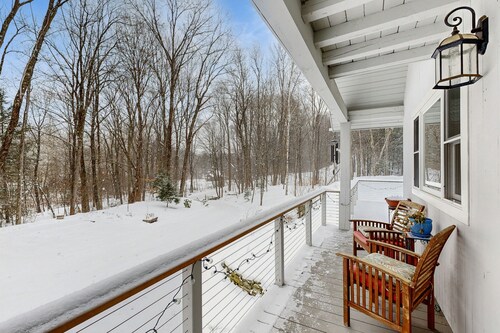 Peaceful riverfront house, dog-friendly, woodstove, decks, bbq, firepit, dock