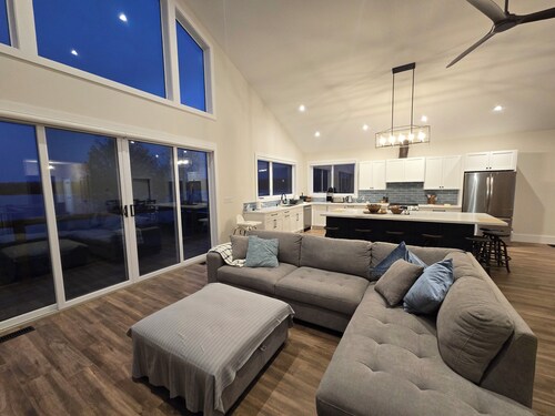 Lakefront Home With Wheelchair Access, Private Boat Launch, Clean and New