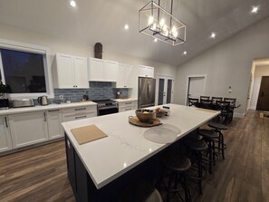 Microwave, oven, stovetop, dishwasher - Lakefront Home With Wheelchair Access, Private Boat Launch, Clean and New (Roseneath)