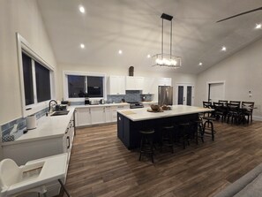 Microwave, oven, stovetop, dishwasher - Lakefront Home With Wheelchair Access, Private Boat Launch, Clean and New (Roseneath)