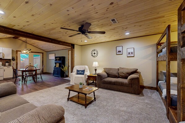 TV - Cozy apartment with full kitchen, patio, grill & convenient location (Del Norte)