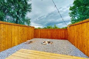 Property grounds - Cozy apartment with full kitchen, patio, grill & convenient location (Del Norte)