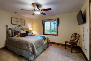 1 bedroom, iron/ironing board, internet, bed sheets - Cozy apartment with full kitchen, patio, grill & convenient location (Del Norte)