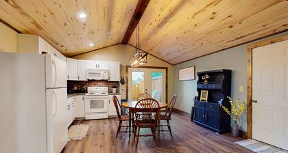 Cozy apartment with full kitchen, patio, grill & convenient location