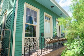 Exterior detail - Charming Creole Cottage in, New Orleans with AC, WiFi. Walkable location (New Orleans)