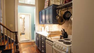 Microondas, horno, parrilla de estufa y lavavajillas