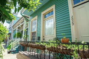 Exterior detail - Charming Creole Cottage in, New Orleans with AC, WiFi. Walkable location (New Orleans)