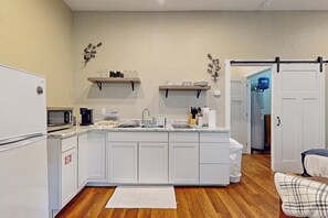 Kühlschrank, Mikrowelle, Herdplatte, Wasserkocher mit Kaffee-/Teezubehör