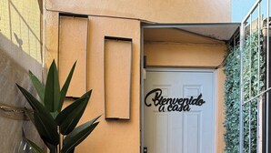 A door with a sign reading "Bienvenido a casa" and a potted plant beside it. - CASA YON pet friendly, Netflix, Booking,free parking, high speed wifi (Cuautitlán Izcalli)