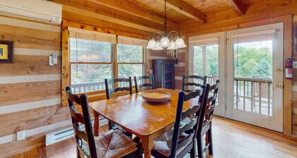 Hot tub, Game Room, 3 King Beds + Bunk Room, Dog Friendly, AC