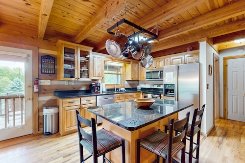 Hot tub, Game Room, 3 King Beds + Bunk Room, Dog Friendly, AC