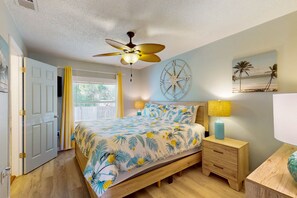3 bedrooms, iron/ironing board, internet, bed sheets - Cozy bungalow with shared pool,  internet, onsite washer and dryer (Sarasota)