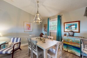 Dining - Cozy bungalow with shared pool,  internet, onsite washer and dryer (Sarasota)