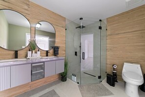 Shower, hair dryer, towels, soap - Spacious 4-bedroom house with heated pool in amazing Miami • Game Room (Miami)