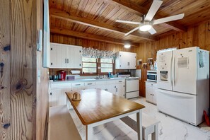 Een koelkast, een microgolfoven, een oven, een kookplaat