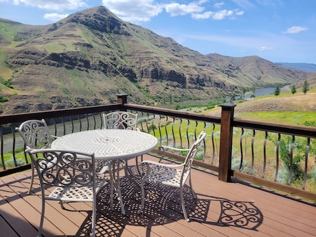Outdoor dining. Cabin overlooking Salmon River south of White Bird - Family friendly + Starlink!