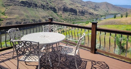 Cabin overlooking Salmon River south of White Bird - Family friendly + Starlink!