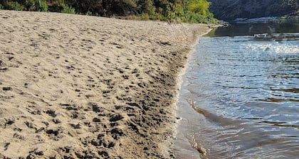 Cabin overlooking Salmon River south of White Bird - Family friendly + Starlink!
