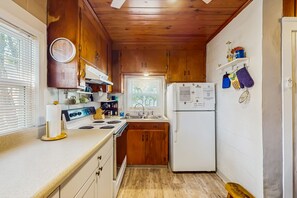 Kjøleskap, mikrobølgeovn, ovn og kokeplater