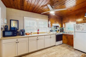 Kjøleskap, mikrobølgeovn, ovn og kokeplater