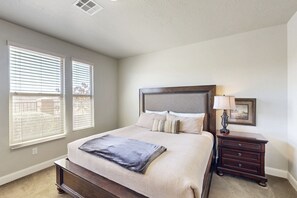 4 bedrooms, iron/ironing board, Internet, bed sheets