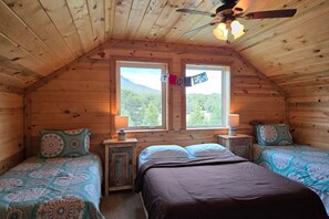 2 bedrooms, iron/ironing board, internet, bed sheets - Conveniently located cabin with full kitchen, w/d, large deck & great views (South Fork)