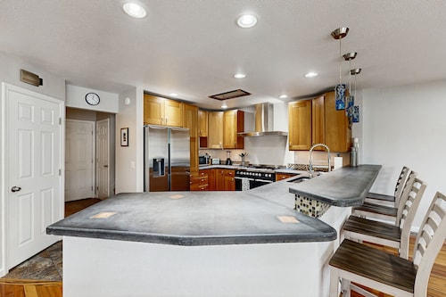 Lakefront Luxury on Campbell Lake – Spacious Anchorage Escape with Stunning View