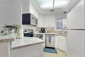 Een koelkast, een microgolfoven, een oven, een kookplaat