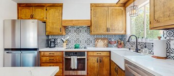 Stylish home with enclosed patio, firepit, outdoor dining, kiva fireplace, WIFI