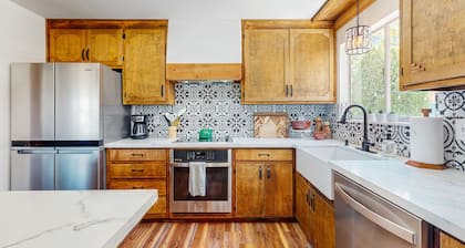 Stylish home with enclosed patio, firepit, outdoor dining, kiva fireplace, WIFI