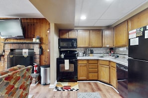 Kühlschrank, Mikrowelle, Ofen, Herdplatte