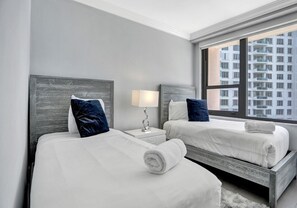 3 habitaciones, tabla de planchar con plancha y cuna de viaje