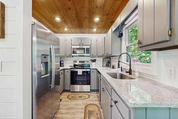 Kühlschrank, Mikrowelle, Ofen, Herdplatte