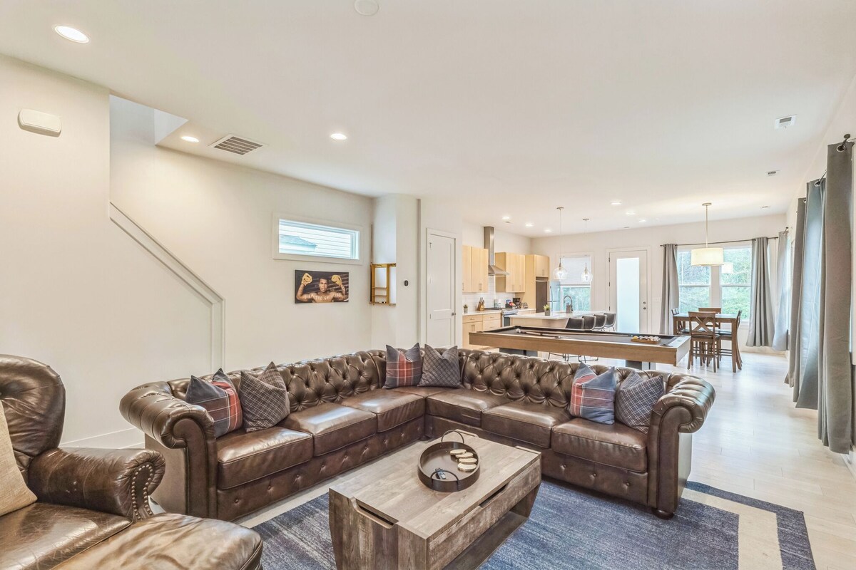 Spacious 3BR, King Suite w Pool Table - Mins to NoDa & UPTOWN