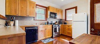 Charming house with porch, full kitchen, located in the historic downtown Buda