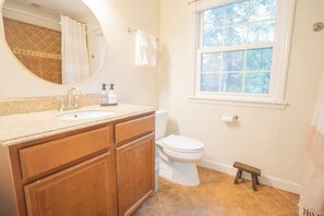 Shower, hair dryer, towels, shampoo - Fire pit - 6 Min to North Hills - Screened Porch (Raleigh)