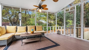 Televisio, takka, työhuone