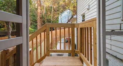 Fire pit - 6 Min to North Hills - Screened Porch