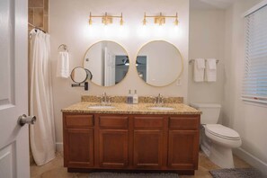 Regadera, secadora de cabello, toallas, shampoo 