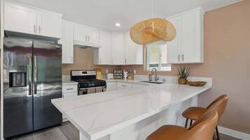 Fridge, oven, stovetop, dishwasher